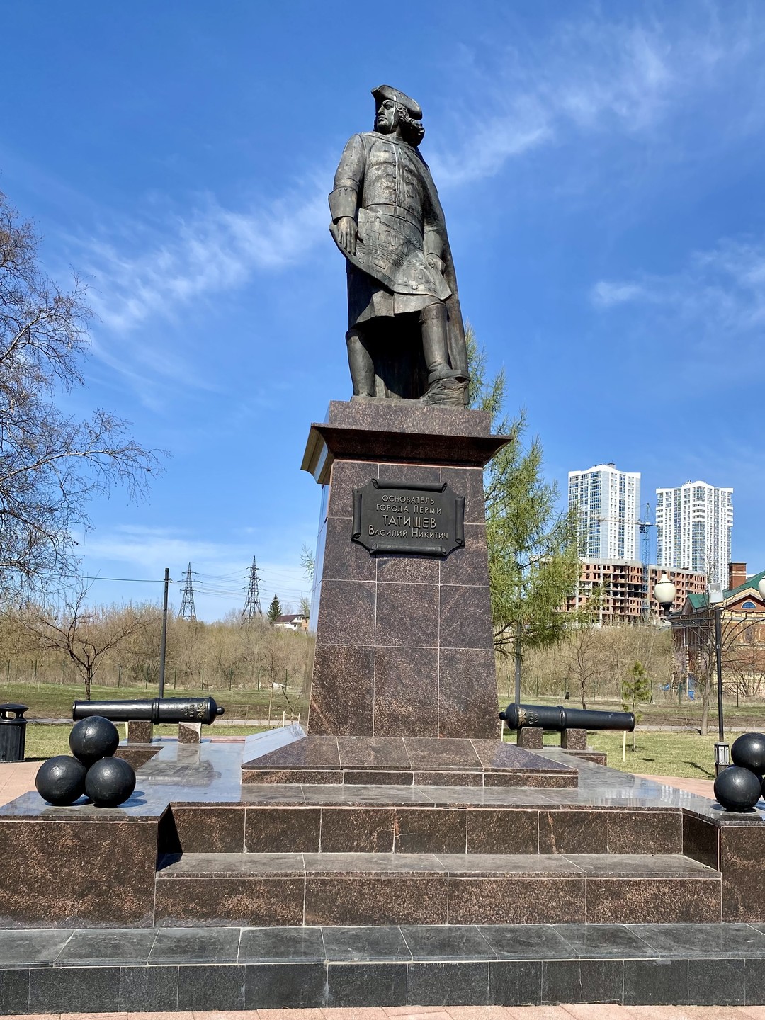 Татищев пермь. Памятник татищеву в перми. татищев основатель перми. татищев памятник пермь фото.