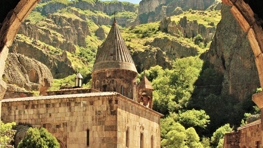 Каменная симфония Гарни, скальный Гегард и обед на озере Севан