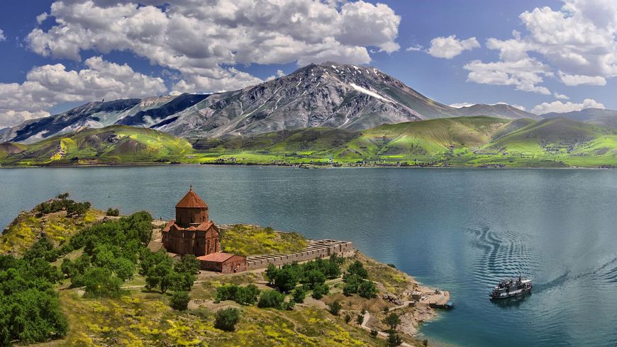 Из Гюмри — в горнолыжный Цахкадзор и к голубоглазому Севану