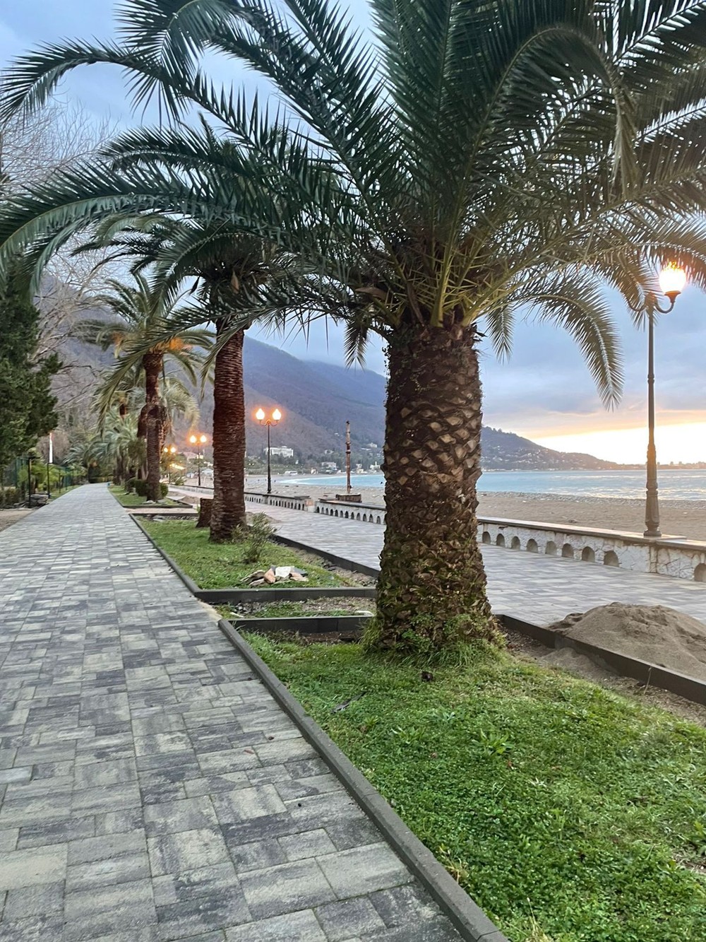 Гагра пляж набережная. Гагра саят нова. Время новая гагра. Нарт абхазия гагра. Гагры абхазия горы.