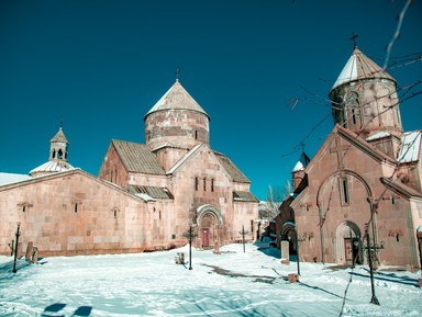 Фото 2 - Экскурсия: "Лед и пламя: горнолыжный Цахкадзор и горячие источники" Фото 2 - Экскурсия: "Лед и пламя: горнолыжный Цахкадзор и горячие источники"