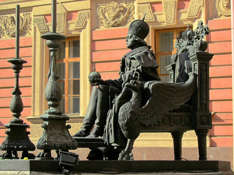 Памятник павлу михайловский замок. Памятник павлу i, санкт-петербург. Памятник павлу 1 во дворе михайловского замка. Памятник павлу михайловский замок. Памятник павлу 1 в михайловском замке скульптор.