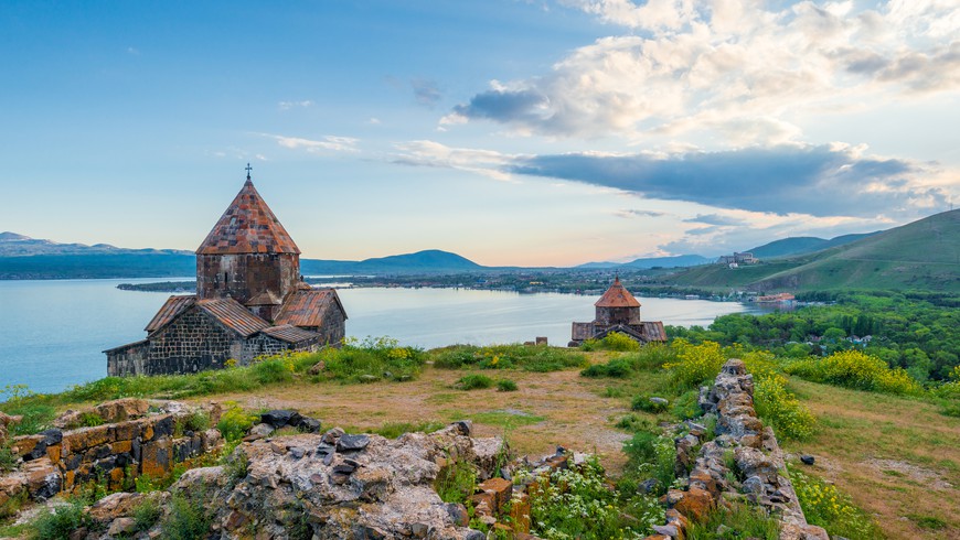 Храм Гарни, монастырь Гегард и озеро Севан за один день