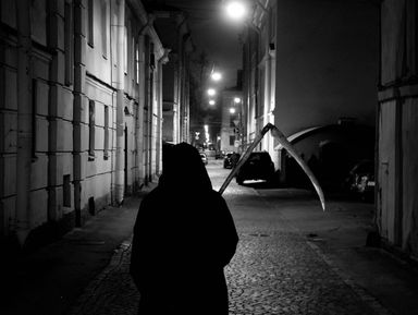 Фото - Экскурсия: "Иммерсивная прогулка со Смертью по центру Петербурга" Фото - Экскурсия: "Иммерсивная прогулка со Смертью по центру Петербурга"