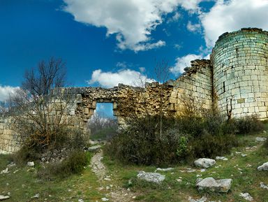 Фото 2 - Экскурсия: "Сюйреньская крепость и Челтер-Коба: Средние века в крымских горах" Фото 2 - Экскурсия: "Сюйреньская крепость и Челтер-Коба: Средние века в крымских горах"