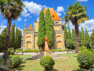 Фото 2 - Экскурсия: "Романтика дворцов Крыма: имение княгини Гагариной и Карасан" Фото 2 - Экскурсия: "Романтика дворцов Крыма: имение княгини Гагариной и Карасан"
