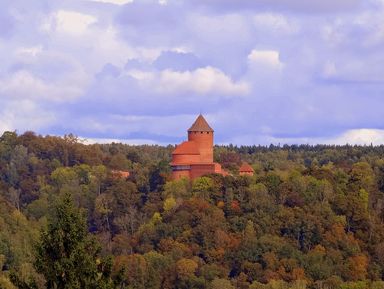 Божественная Сигулда в тени креста и меча