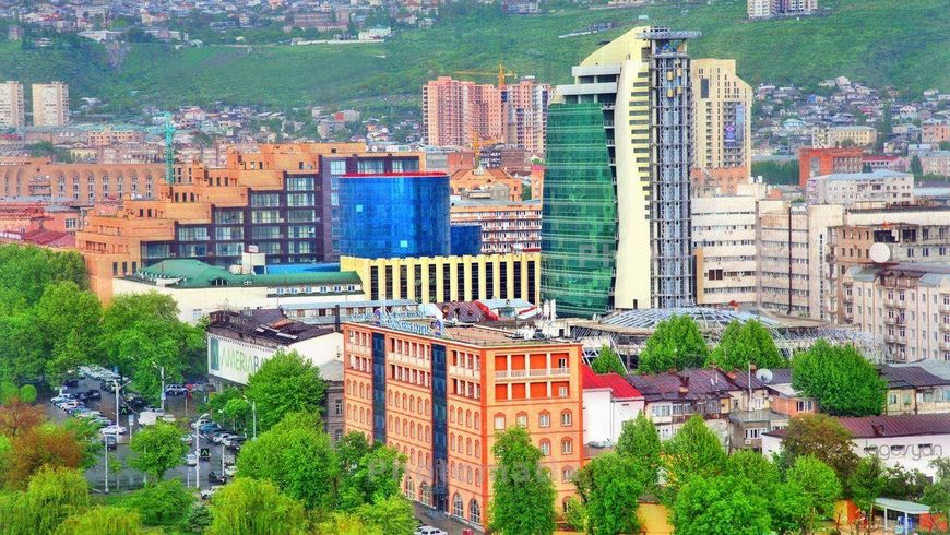 Яркие краски Еревана