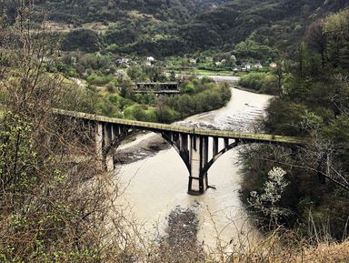 Фото 3 - Экскурсия: "Неизведанная Абхазия. Водопады, гейзеры и город-призрак" Фото 3 - Экскурсия: "Неизведанная Абхазия. Водопады, гейзеры и город-призрак"