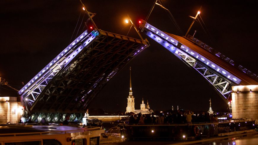 Музыка разводных мостов Петербурга: групповая прогулка на теплоходе