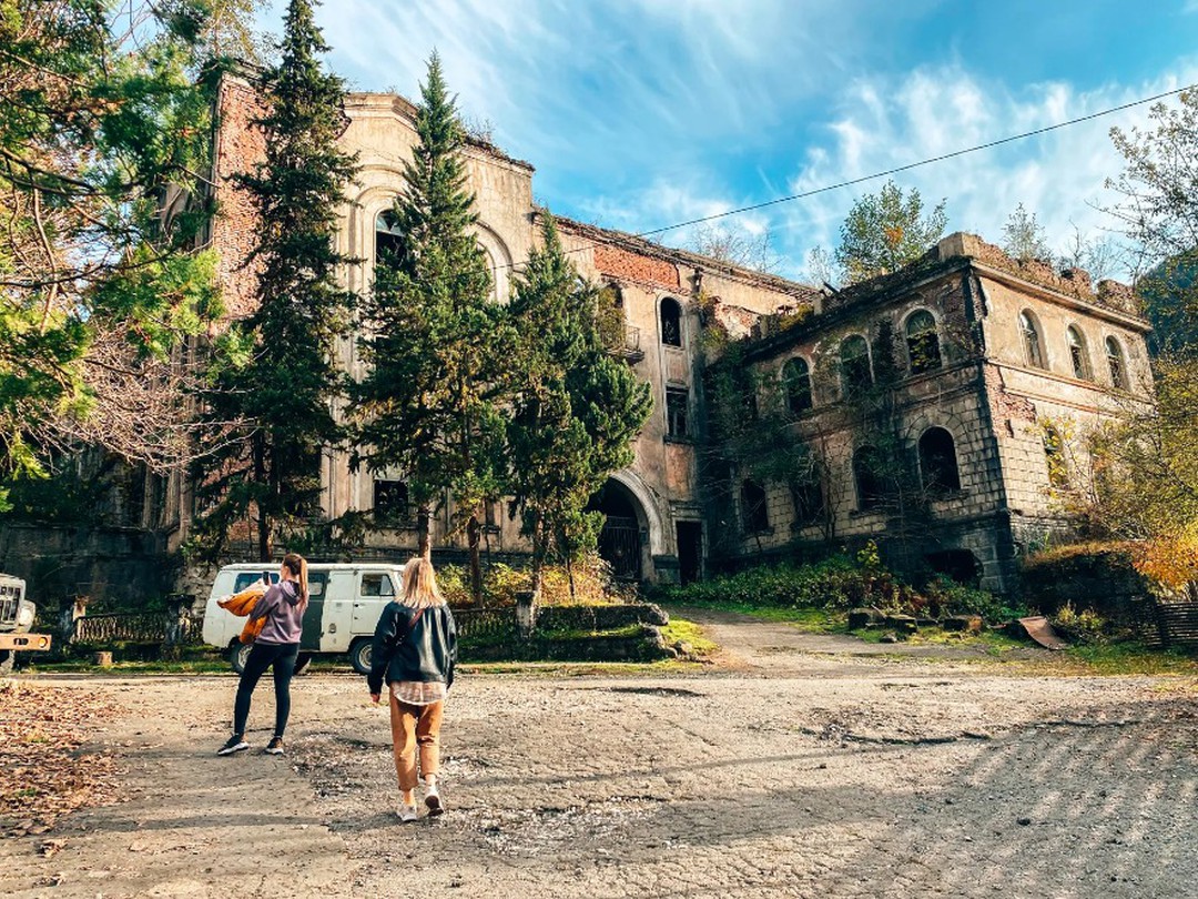 Фото 1 авторского тура - день 3 "Заброшенные советские города Акармара и Ткуарчал, дикая пещера и термы" Фото 1 авторского тура - день 3 "Заброшенные советские города Акармара и Ткуарчал, дикая пещера и термы"