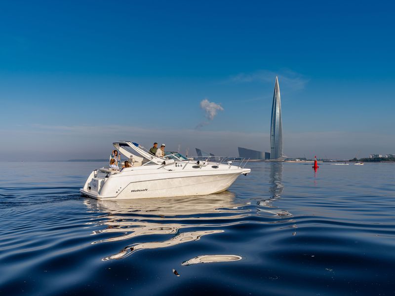 По Петербургу — на круизном катере