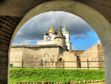 Фото 3 - Экскурсия: "Обзорная пешеходная экскурсия по Кремлю и центру Пскова" Фото 3 - Экскурсия: "Обзорная пешеходная экскурсия по Кремлю и центру Пскова"
